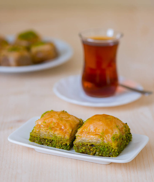 Baklava dulce turco en plato con té turco
. - Foto, Imagen