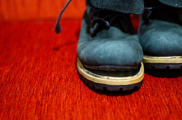 Παλιές μπλε μπότες, εκλεκτής ποιότητας, βρώμικες - Φωτογραφία, εικόνα