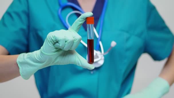 Medische arts verpleegkundige vrouw dragen beschermende masker en latex handschoenen - Holding bloed reageerbuis  - Video