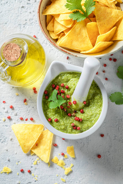 Homemade guacamole with tortilla, red pepper and coriander - Foto, Imagem
