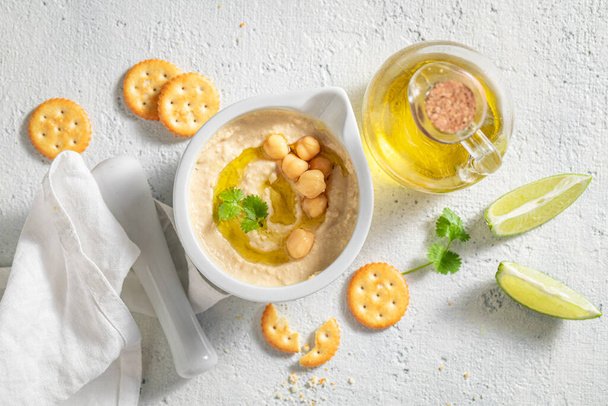 Vegan hummus with crackersi, coriander and lime - Zdjęcie, obraz