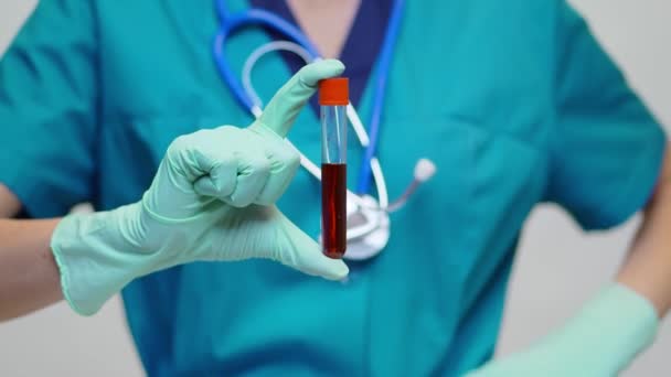 Orvos Nővér Nő Viselő Védő Maszk és Latex kesztyű - Holding Blood Test Tube - Felvétel, videó