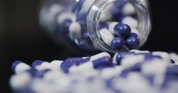 Medizinische Tabletten und Pillen rotierend, Pharmaindustrie  - Filmmaterial, Video