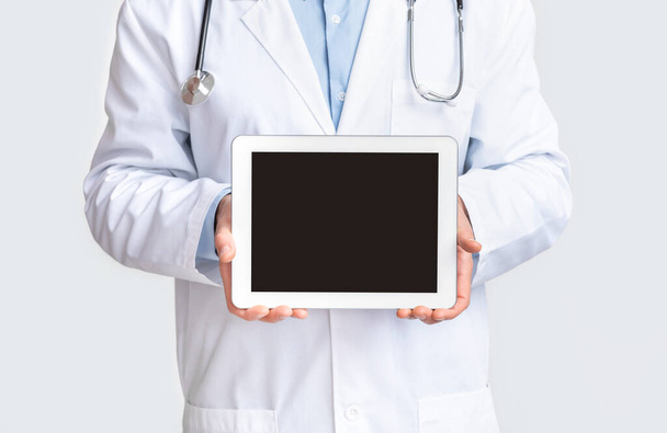 Digitales Tablet mit leerem Bildschirm für Attrappe in Arzthänden - Foto, Bild