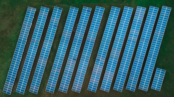 Vista aérea drone de fundo do campo do painel solar, fotovoltaica, fonte de eletricidade alternativa - conceito de recursos sustentáveis. Recursos renováveis, energia limpa, protecção do ambiente - Foto, Imagem