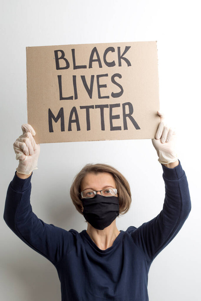 A fekete élet számít - a zászló a tüntetők kezében van. - Fotó, kép