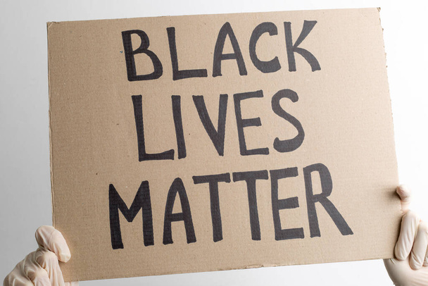Las vidas de los negros importan - la pancarta está en manos de los manifestantes
. - Foto, imagen
