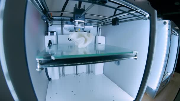 Сучасний 3D принтер друку фігури крупним планом macro. Автоматичний тривимірний 3d принтер виконує пластикове біле кольорове моделювання в лабораторії. Обробка 3D-друку з білим тлом
 - Кадри, відео