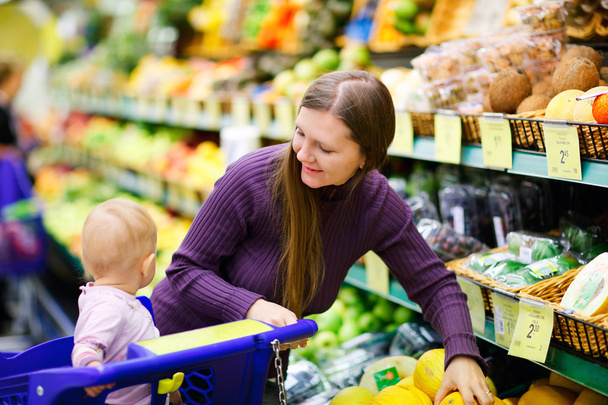 Madre e figlia nel supermercato
 - Foto, immagini