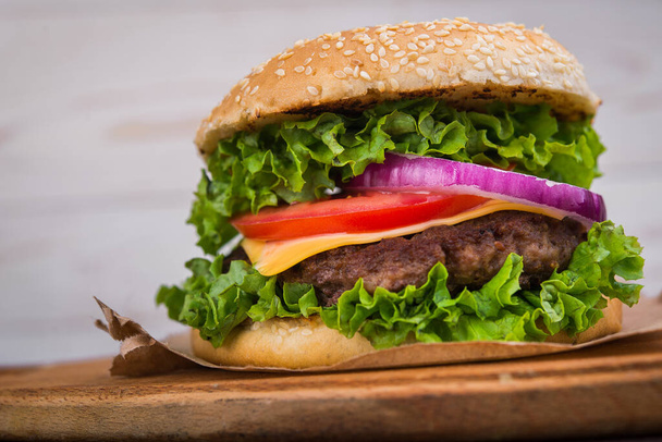 κοντινό πλάνο φρέσκων γευστικών burgers - Φωτογραφία, εικόνα