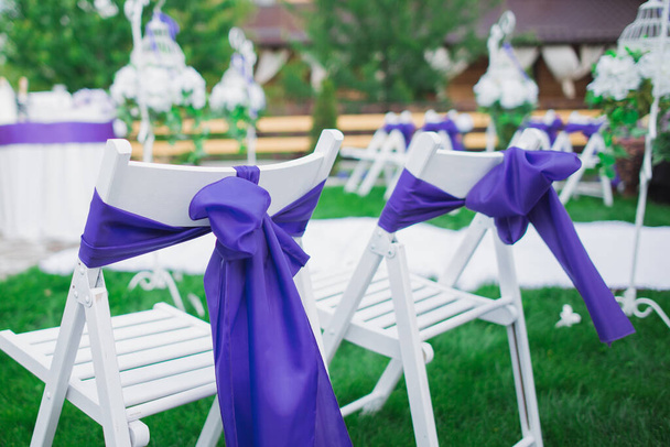beau cadre de mariage, chaise attachée avec ruban violet
 - Photo, image