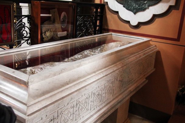 Relíquias da santa martirizada grã-duquesa Isabel Feodorovna da Rússia
 - Foto, Imagem