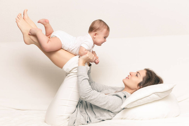 Mother playing with baby - Zdjęcie, obraz