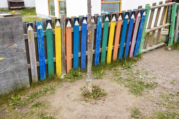 多色の鉛筆の形でカラフルな子供の庭のフェンスの美しい景色。外観のコンセプト. - 写真・画像