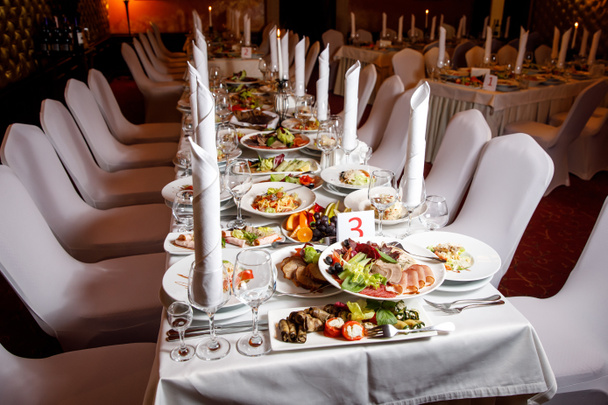 Table avec nourriture avant le banquet. Prêt pour la salle des invités
 - Photo, image