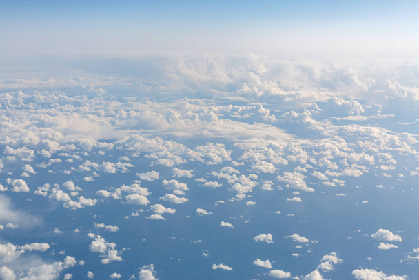 Blauer Himmel aus dem Flugzeug. Blick über die Wolken - Foto, Bild