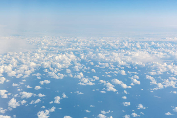 飛行機から青い空。雲の上の眺め - 写真・画像