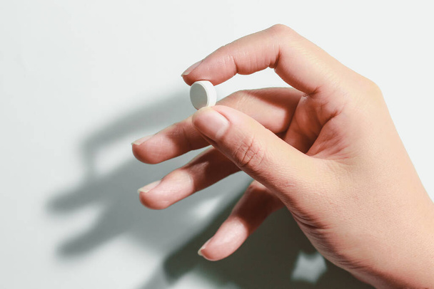 Medikamente auf der Hand, Medikamente auf der Hand, Weißsaat Medizin auf dem Finger,  - Foto, Bild
