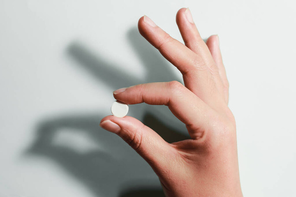 Medicamentos a mano, Medicamentos a mano, Semillas blancas en el dedo
,  - Foto, Imagen