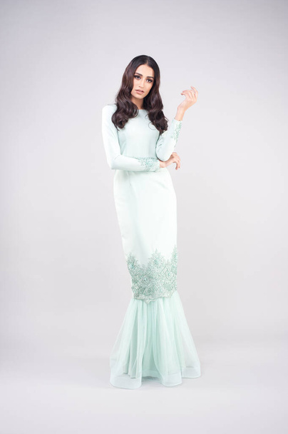 Magnifique modèle féminin portant un tissu ou une robe traditionnelle malaisienne connue sous le nom de "BAJU KURUNG". AIDILFITRI FASHION
. - Photo, image