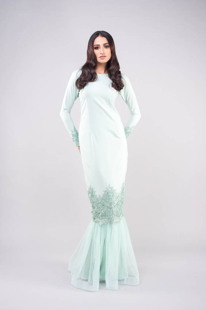 Прекрасна жіноча модель, одягнена в традиційний одяг Малайзії, відомий як "BAJU KURUNG". ВІЙСЬКОВА ОСТАННІСТЬ. - Фото, зображення
