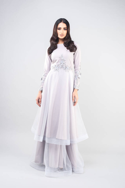 Modelo feminino bonita vestindo pano tradicional da Malásia ou vestido conhecido como "BAJU KURUNG". FASÃO DE AIDILFITRI
. - Foto, Imagem