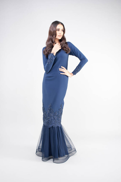 Mooi vrouwelijk model met Maleisië traditionele stof of jurk bekend als "BAJU KURUNG". FASHIE VOOR STEUNMAATREGELEN. - Foto, afbeelding