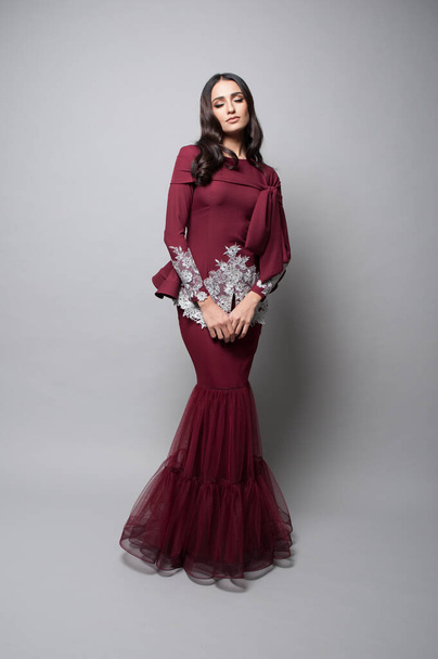 Modelo feminino bonita vestindo pano tradicional da Malásia ou vestido conhecido como "BAJU KURUNG". FASÃO DE AIDILFITRI
. - Foto, Imagem