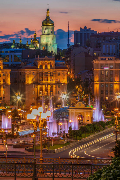 Place de l'Indépendance dans le centre de la ville de Kiev avec des fontaines au coucher du soleil
.  - Photo, image