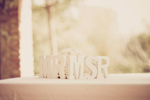 結婚式でのMR&MRSの装飾文字の略語. - 写真・画像