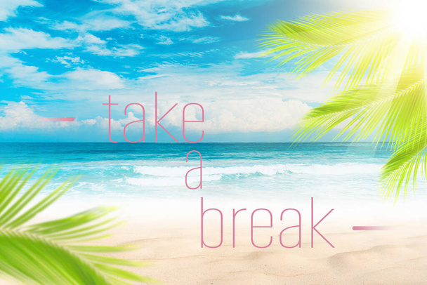 墨色の太陽の波の抽象的な背景とぼやけた熱帯のビーチで休憩の言葉を取ります。夏休みと旅行休暇のコンセプト。ヴィンテージトーンフィルターエフェクトカラースタイル. - 写真・画像