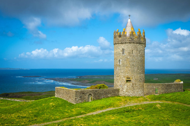 Château de Doonagore près de Doolin, Co Clare, Irlande
 - Photo, image