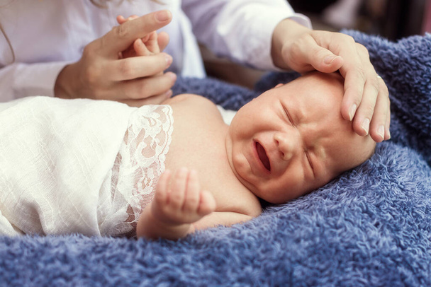 Newborn baby crying on the bed, close up - Φωτογραφία, εικόνα