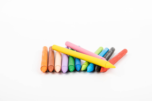 Кольорові пастельні олівці на білому тлі. креативність, навчання, мистецтво та дитячі
 - Фото, зображення