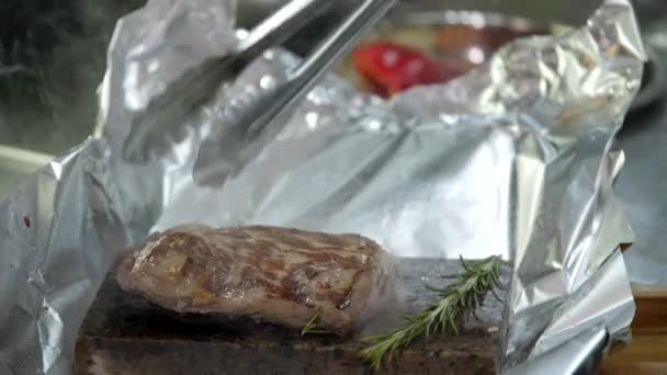 Vérification de la cuisson de la viande rôtie
 - Séquence, vidéo