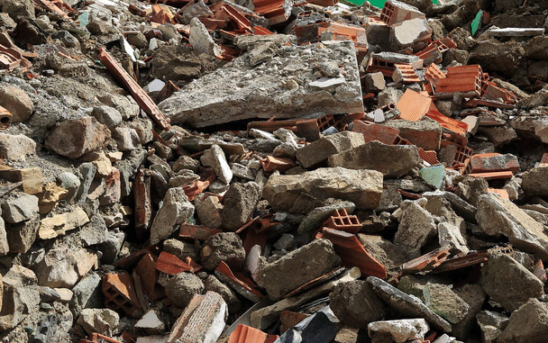 Снос дома, груда щебня и каменных остатков
 - Фото, изображение