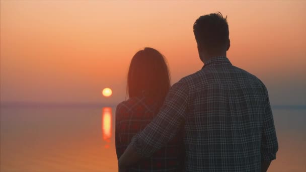 A férfi és a nő a gyönyörű naplemente ellen. - Felvétel, videó