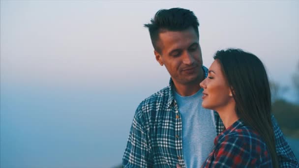 Młody mężczyzna i kobieta przytulają się na zewnątrz - Materiał filmowy, wideo