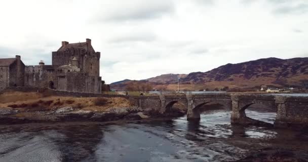 Шотландія (Велика Британія) - березень 03, 2020: 4k Aerial Footage of the Eilean Donan Medieval Castle восени  - Кадри, відео