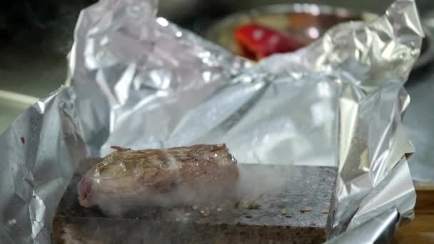  Μαγειρεύοντας χοιρινό κρέας σε μια πέτρα - Πλάνα, βίντεο