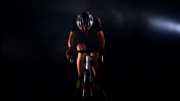 професійний спортсмен Велосипедний дорожній велосипед, Педаль, спортивна концепція, студія чорного кольору
 - Кадри, відео