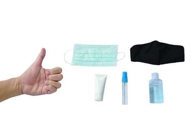 Hand Daumen nach oben zur Hygienemaske mit Alkohol-Gel desinfiziert notwendigen Gegenstand für ein neues normales Leben durch Coronavirus oder COVID-19-Ära auf weißem Hintergrund  - Foto, Bild