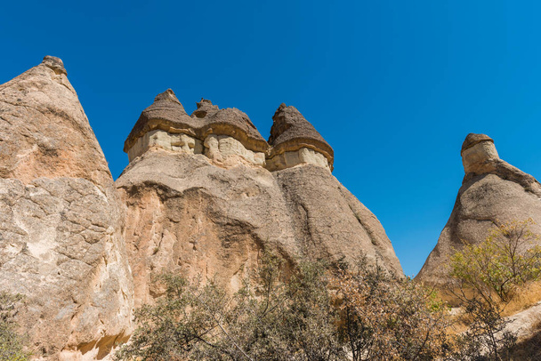 Pasabag Monks Valley com chaminés de fadas e rochas de cogumelos. Conhecido por suas rochas em forma de cogumelo. Capadócia, Nevsehir, Turquia
. - Foto, Imagem
