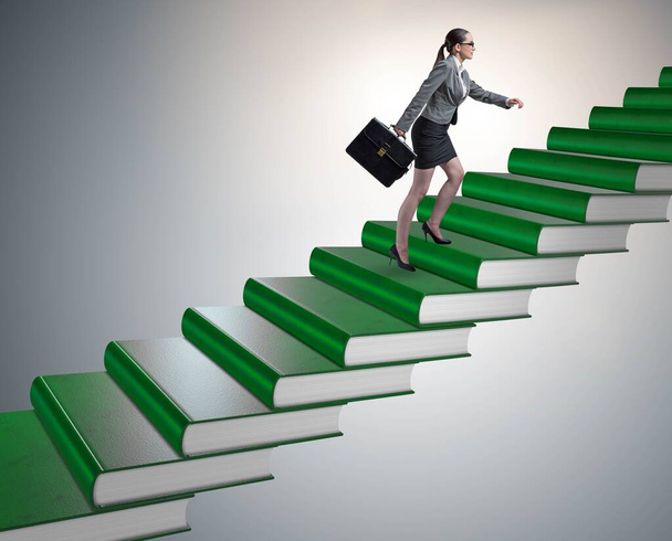 Estudiante empresaria escalando la escalera de los libros de educación - Foto, imagen