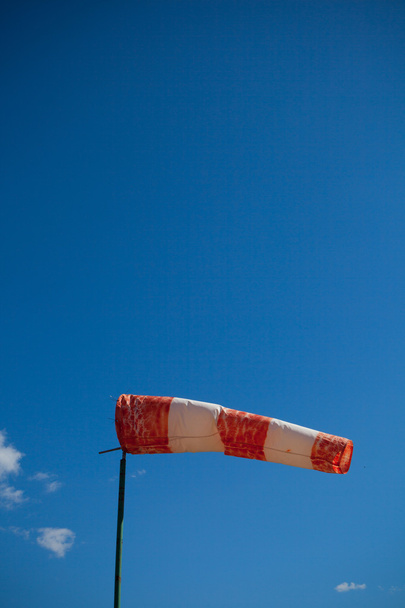 calzino a vento contro un cielo blu
 - Foto, immagini