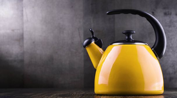 Традиционный чайник из нержавеющей стали с двухлитровым свистом - Фото, изображение