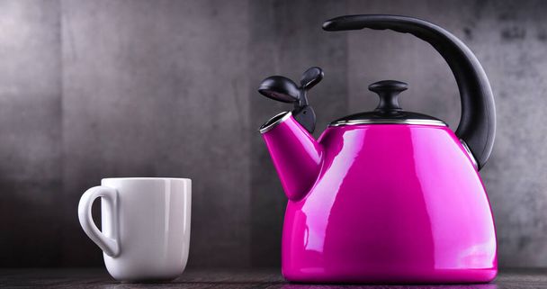 Традиційний чайник з плитою з нержавіючої сталі зі свистком у два літри ємності
 - Фото, зображення