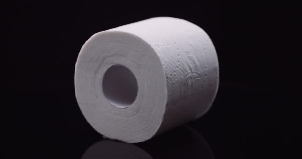 Туалетная бумага изолированы на черном фоне Вращение  - Кадры, видео