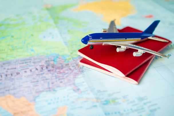 Spielzeugflugzeug mit zwei neutralen Pässen auf der Karte, Reisekonzept, Flug nach Amerika, Flugreise - Foto, Bild