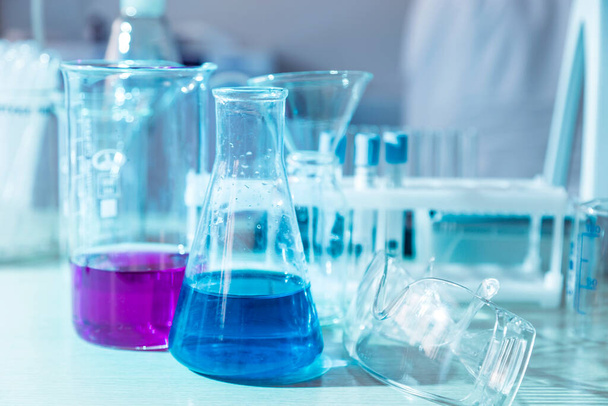 Liquide chimique dans des fioles en verre et des éprouvettes dans un laboratoire médical. - Photo, image
